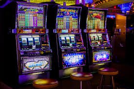 www666 ပလက်ဖောင်းတွင် Live Casino နှင့် Slots ဂိမ်းများ ကစားနေသော မြင်ကွင်း